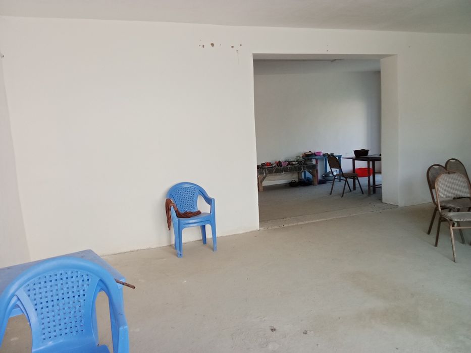 1-maktab oldida Magazin sotiladi