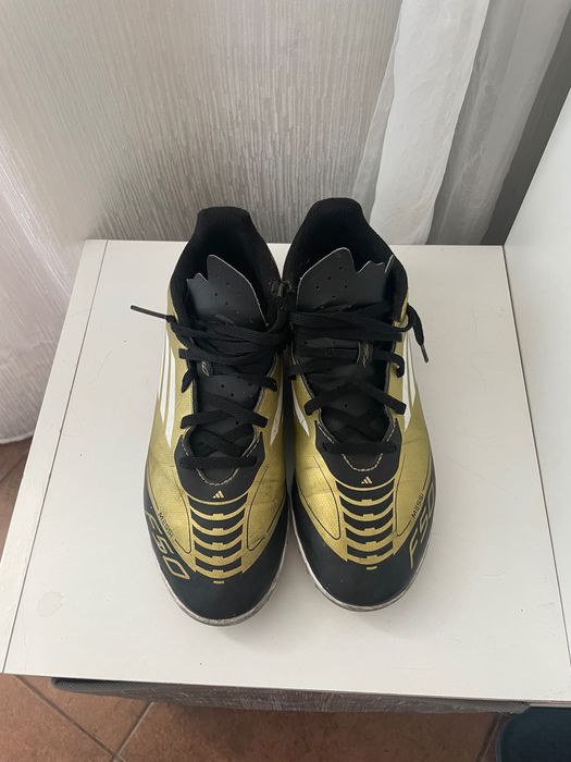 Адидас фотболи маратонки