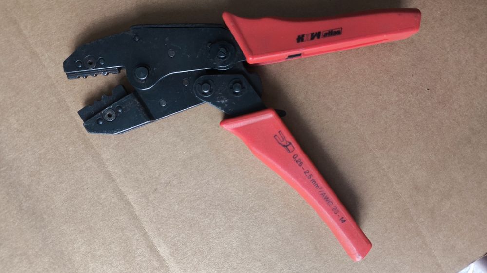 Клещи за кримпване (кербоване) на кабелни обувки и два кабела с гилза