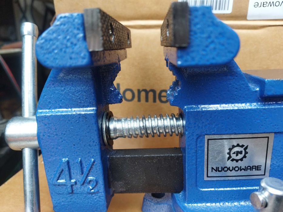 Тиски слесарные, 110 новые.