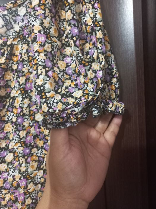 Rochie de la AMISU, ușoară, cambrata pe talie, cu maneci bufante.