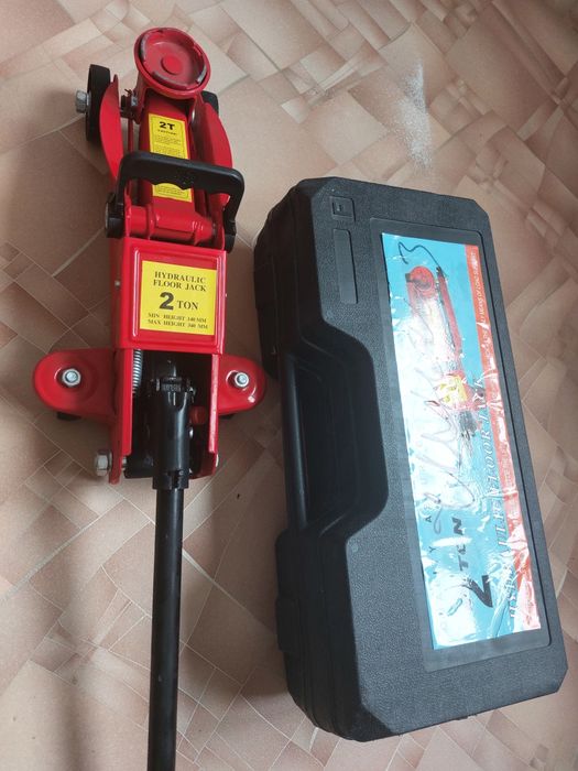 Домкрат подкатной