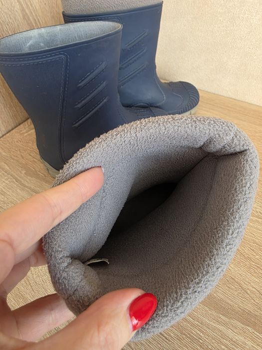 Продам резиновые сапоги на мальчика