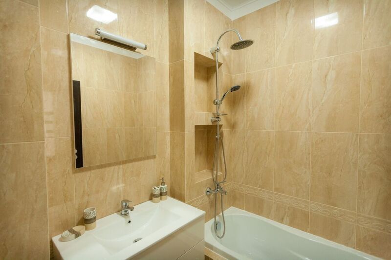 Inchiriez apartament 2 camere, bloc nou, complet mobilat utilat, etajul 2