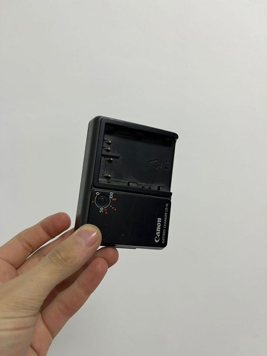 Продам зарядку аккумулятор и флешку Canon 50D