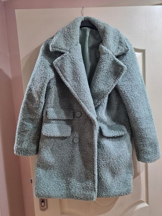 Светло зелено блестящо палто