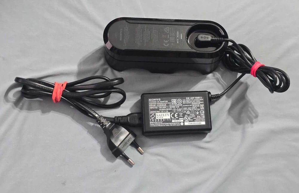 Statie de incarcare dubla originala Sony PlayStation CUH-ZDC1 DC 5V 2A pentru controllere PS4 DualShock 4