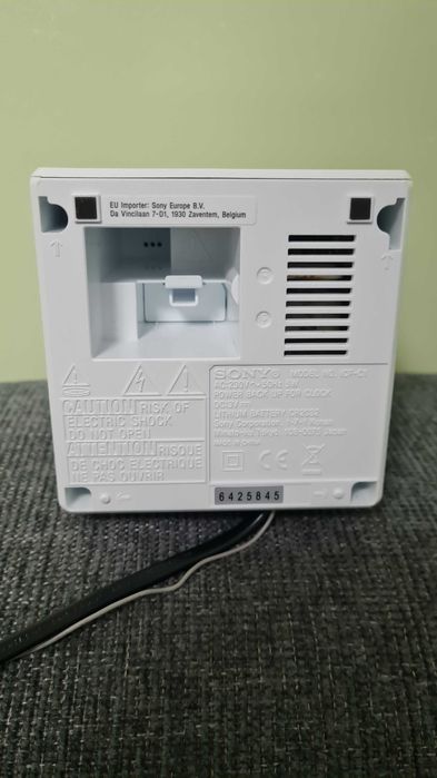 радио будилник Sony ICF-C1 с FM/AM
