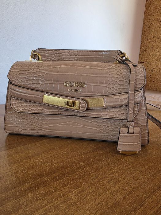 Бежова чанта GUESS