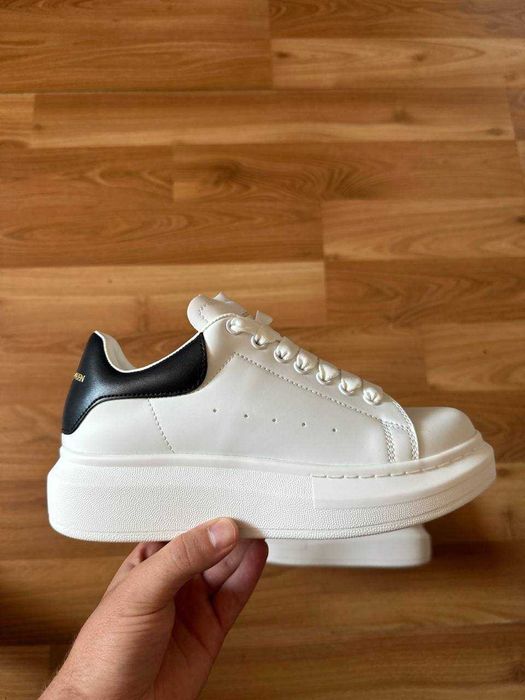 Sneakers Alexander McQueen cu eticheta (nu Nike, Gucci, Adidas, Balenciaga)