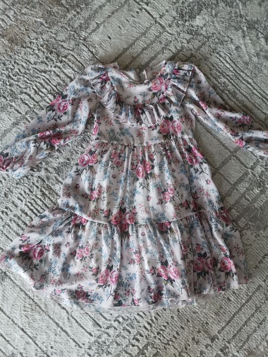 Детски рокли, всяка се продава отделно.