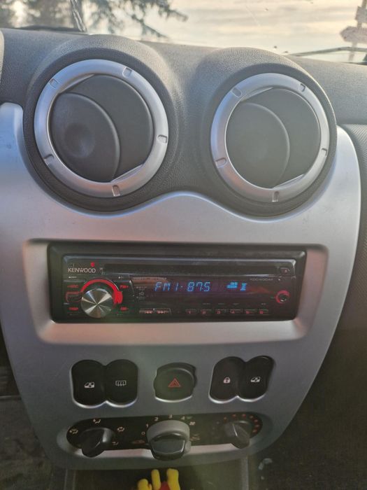 Vând Dacia logan MCV 16 bezina 16vl