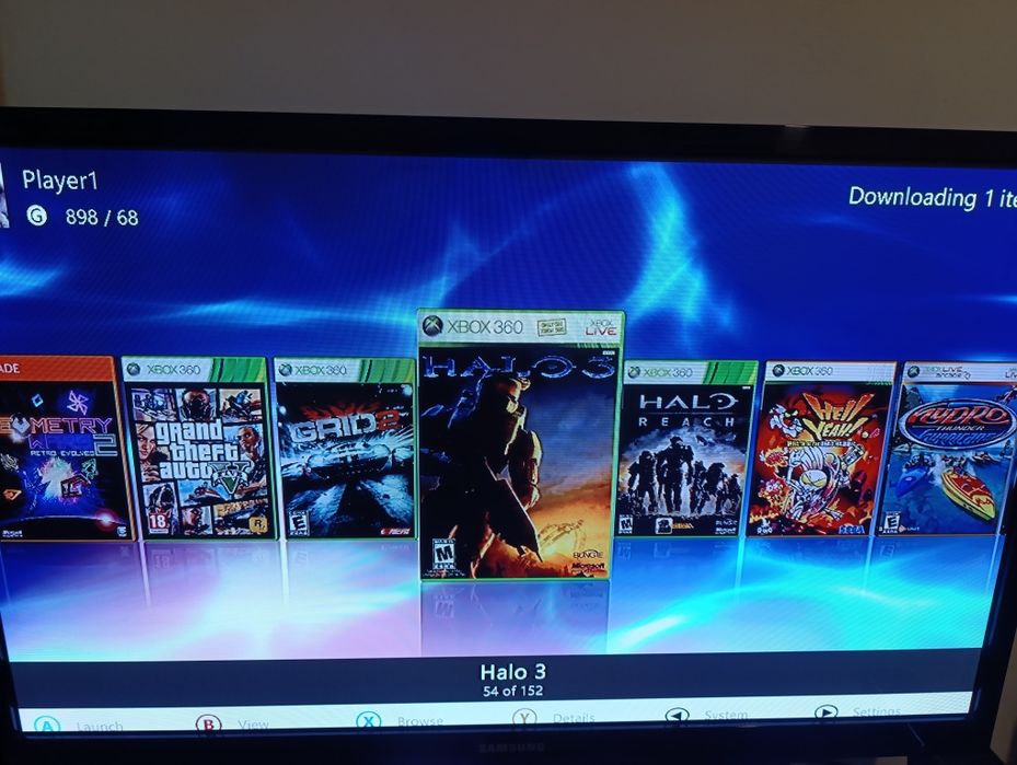 Продавам XBOX 360 pro с джойстик и 210 игри