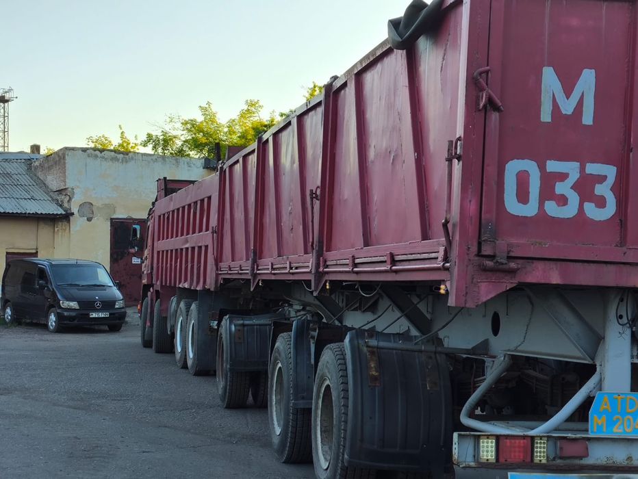 Автопоезд с самосвальным прицепом