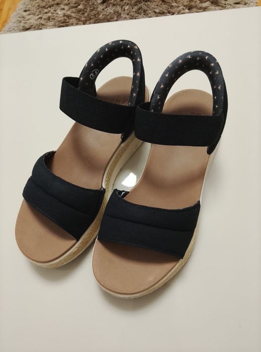 Vând sandale skechers