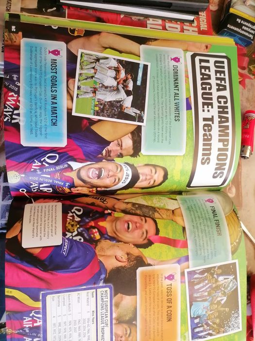 Два броя енциклопедии