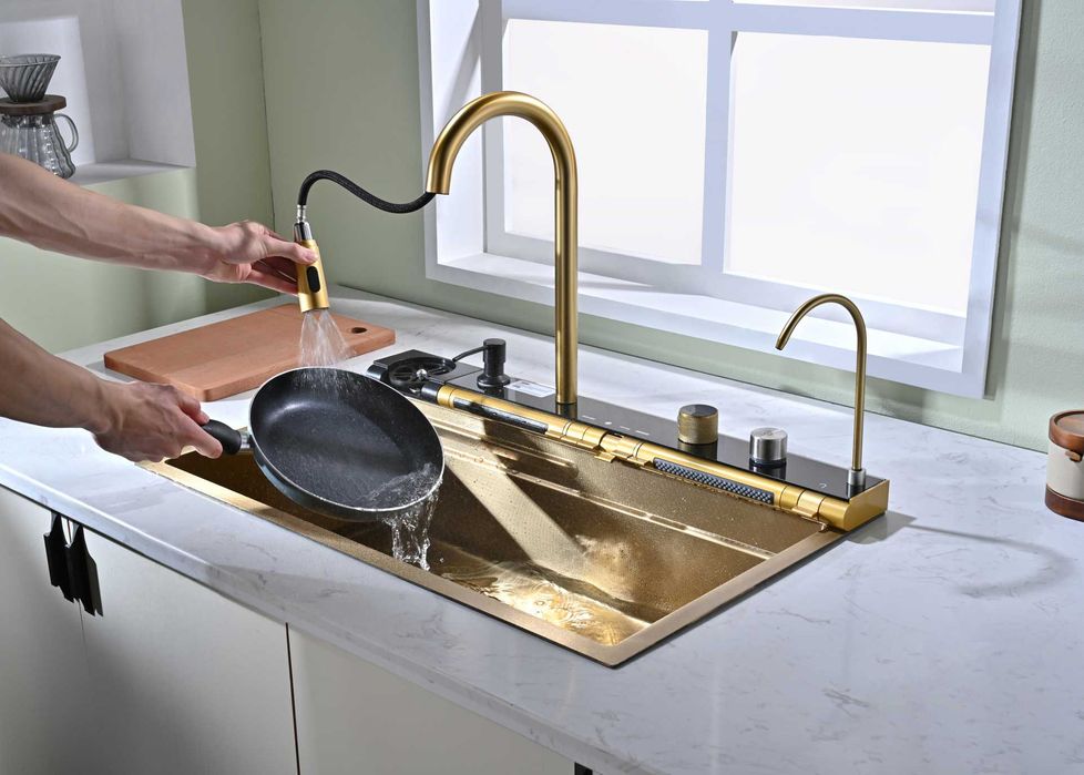 Златна мултифункционална кухненска мивка с регулируем двоен водопад