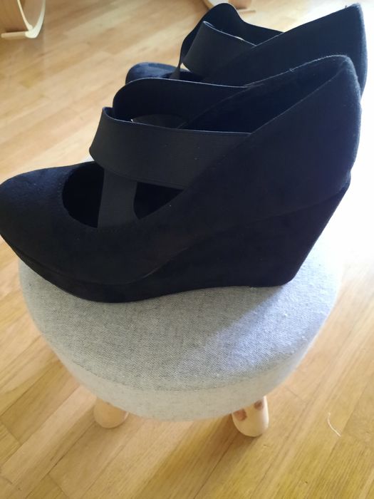 Pantofi negri noi cu platforma 38