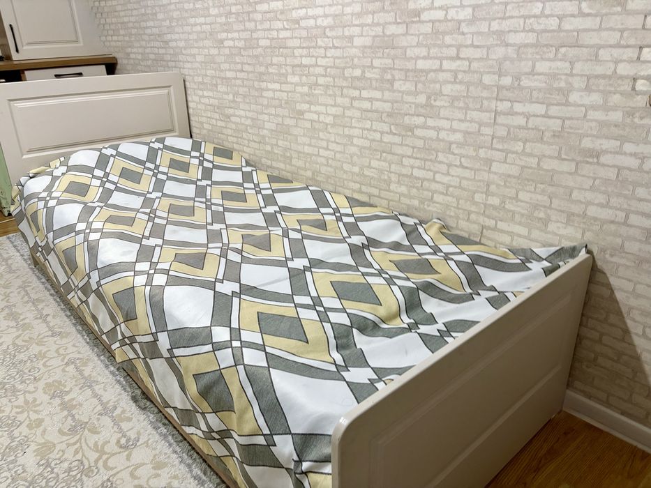 Кровать с матрасом