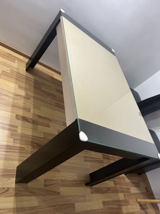 Masă modernă cu blat din sticlă – stare bună