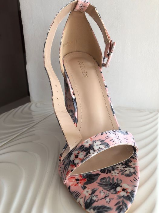 Sandale cu toc nr 38