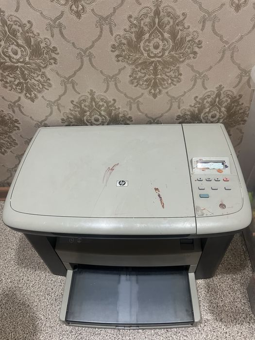 Принтер фирмы HP в рабочем состоянии