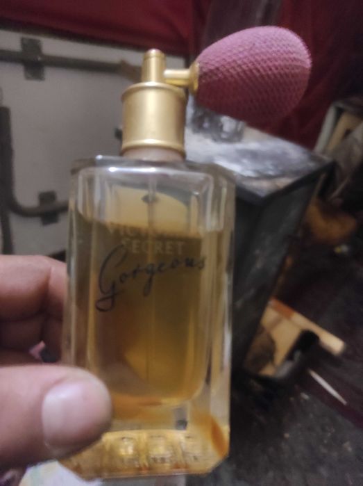 Vând parfumuri originale puțin incepute