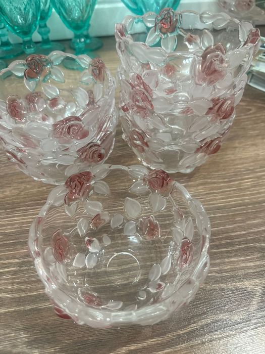 Продаётся посуда и одежда