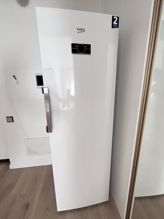 Морозильная камера BEKO B3RFNK312W — практически новая, на гарантии
