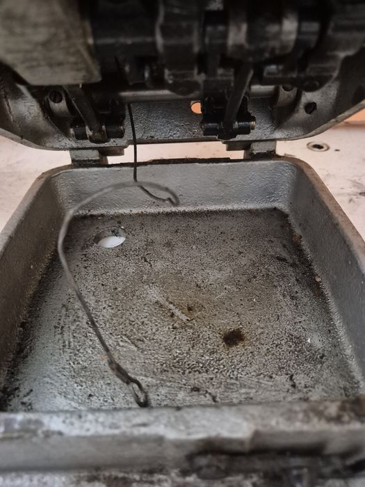 Продаю 2 швейные  машины..250кл.