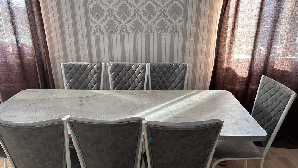 Стол со стульями