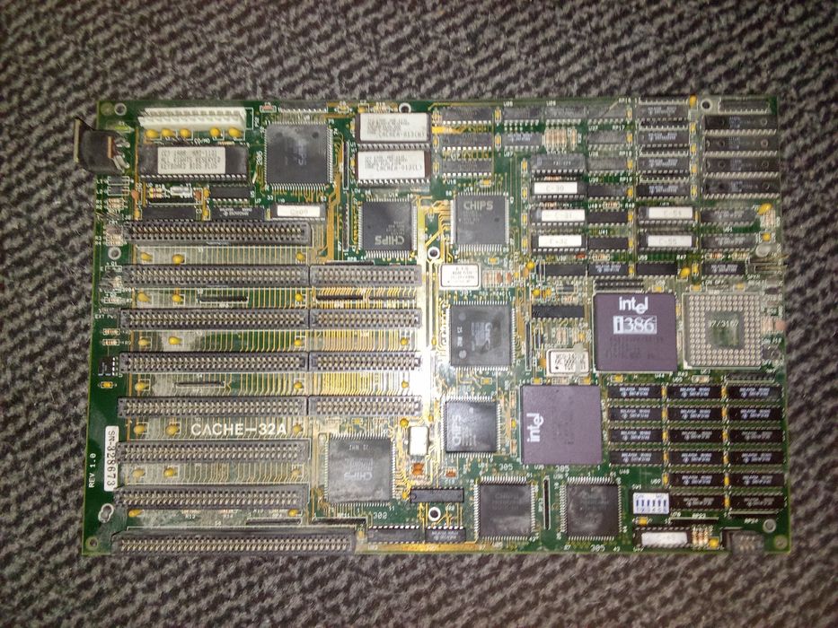 материнская плата
На ней