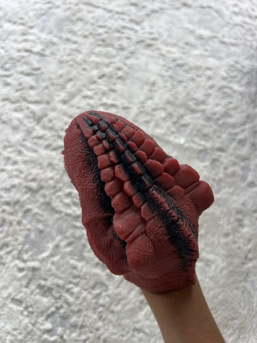 Manusa dinozaur de cauciuc