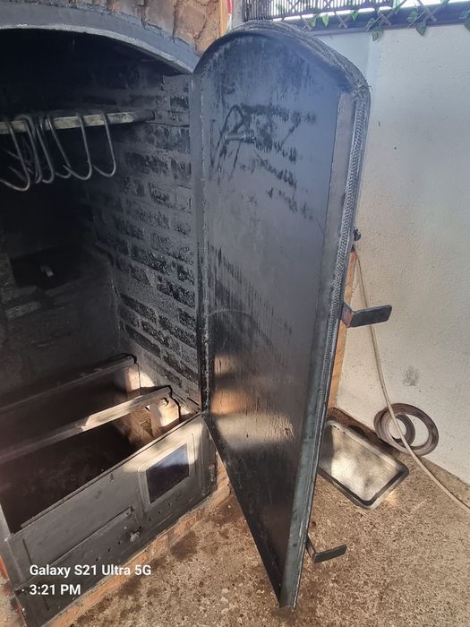 Ușa afumatoare pe comandă