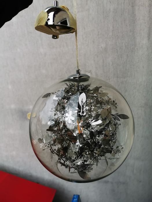 Vând lustra glob de sticla circa 30cm diametru model deosebit