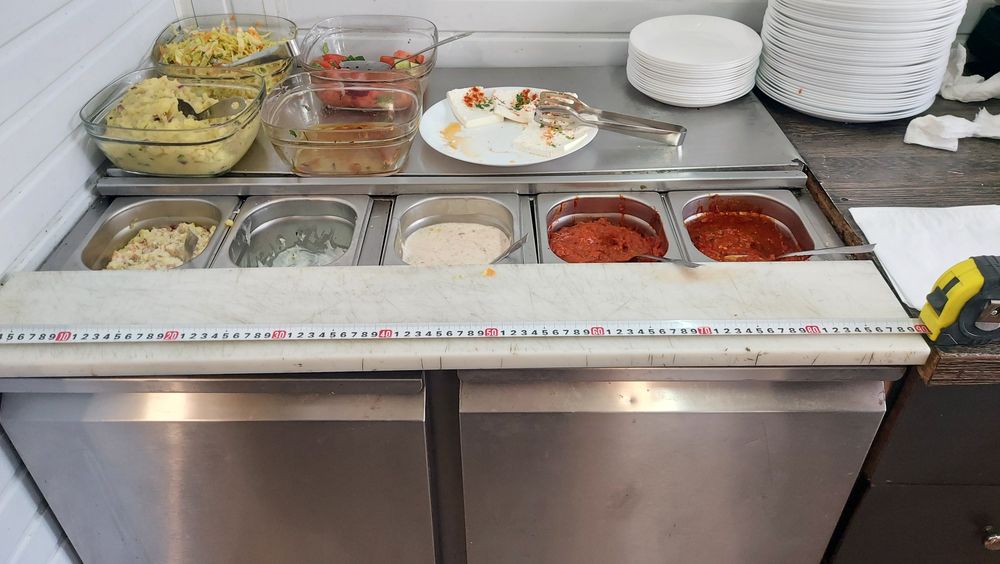 Хладилна маса саладета с плот за рязане 100х70см.