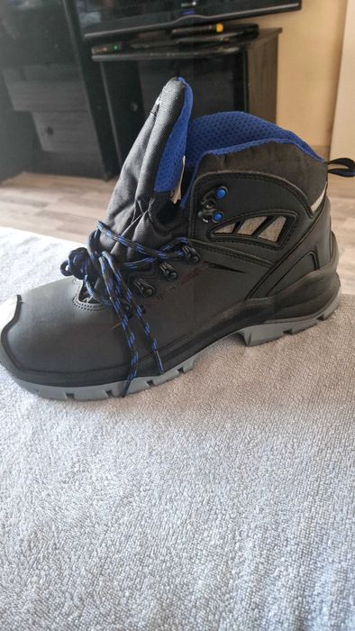 Чисто нови работни обувки