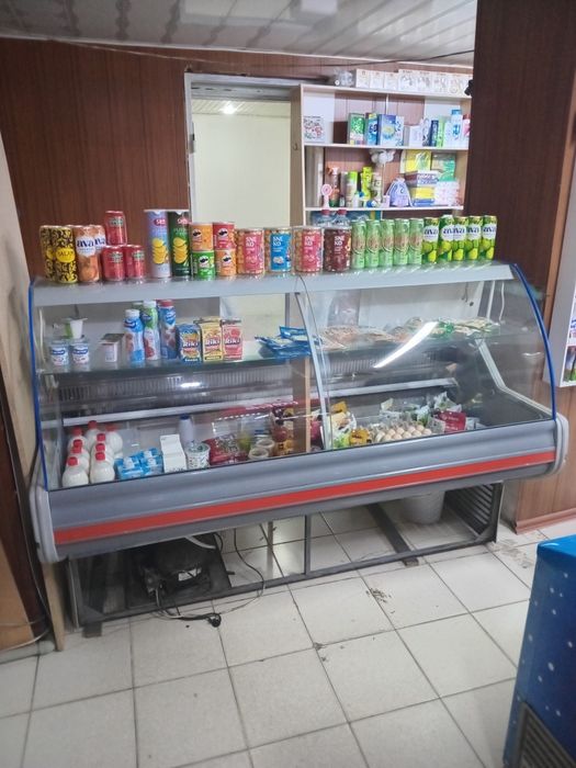 Продам витринный холодильник.
