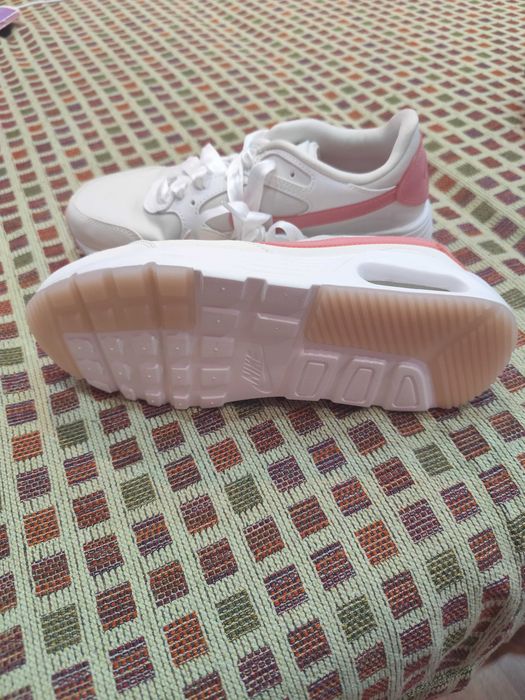 Adidași Nike noi