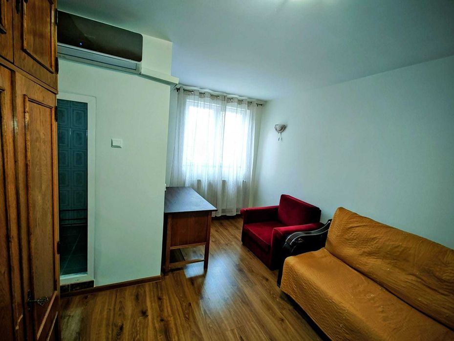 Vând 2 garsoniere unite, renovate, centrală proprie