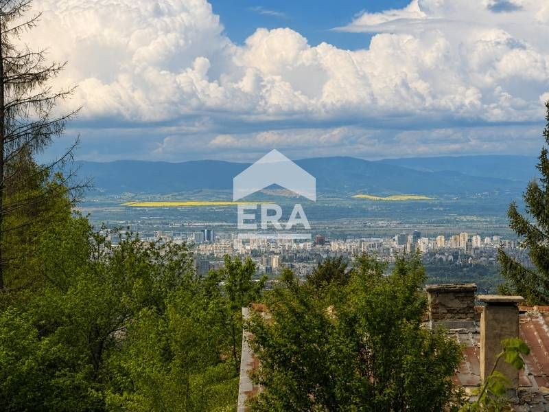 УПИ за жилищно строителство с панорамна гледка към града в полите на В