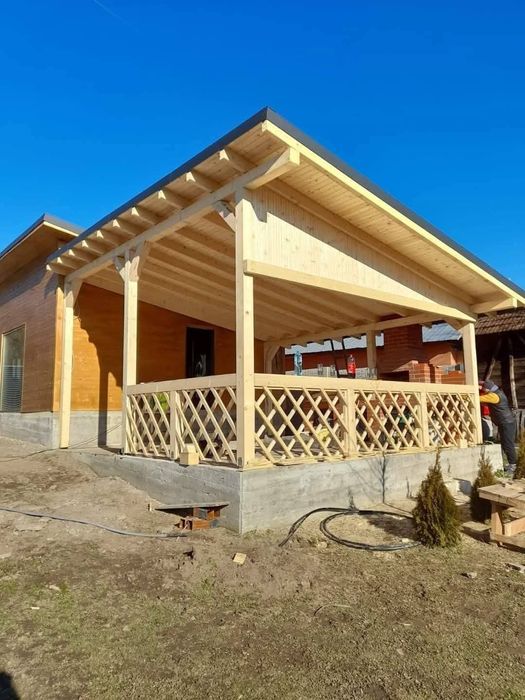 Reparati acoperisuri case și blocuri