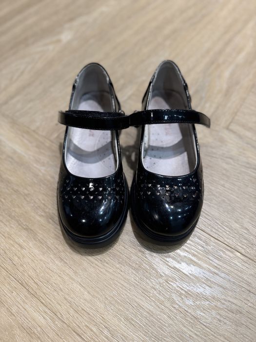 Продам туфли школьные