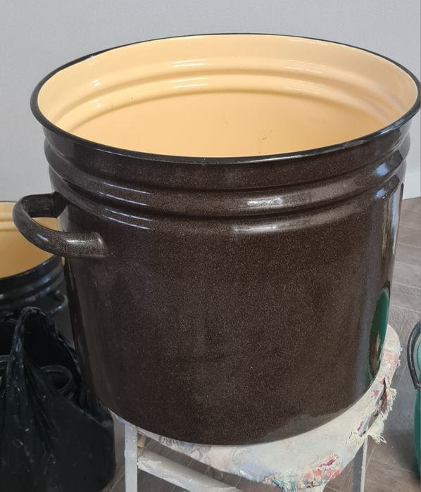 эмалированные кастрюли