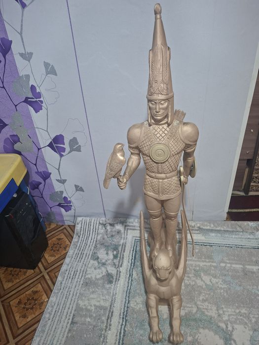 Эксклюзивный сувенир статуя золотой человек