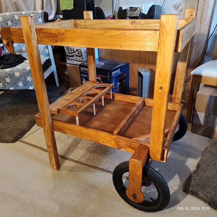 Маса, помощна маса с колела.