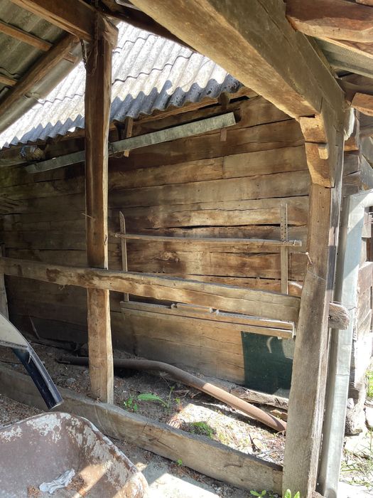 Grajd de vanzare din lemn destejar vechi dimensiune 12-5 si inca o anexa 7-5 tot din stejar in stare buna