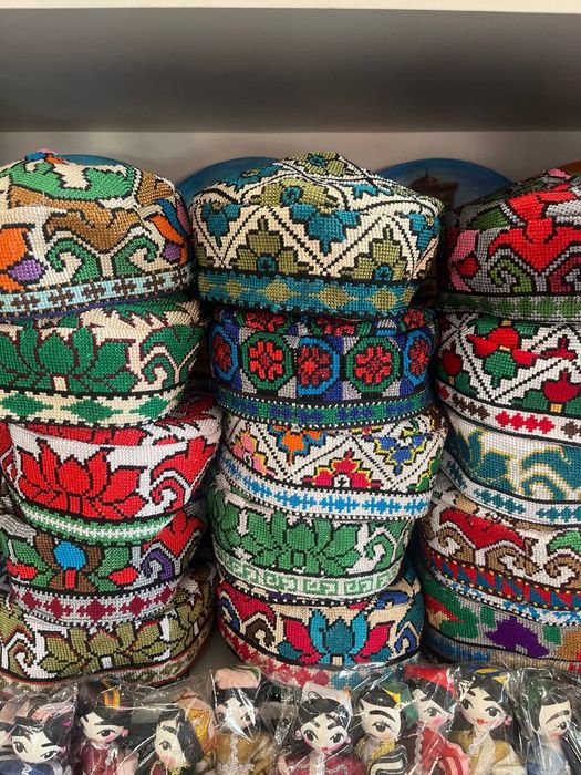 Узбекские национальные тюбитейки дуппи жилетки пояса платки на спину..