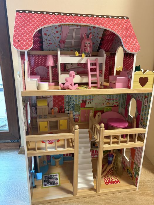 Дървена къща за кукли+акцесоари +кукли