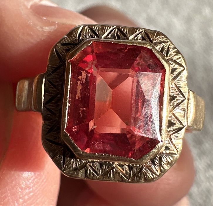 Inel Art Deco cu montura gravata si topaz imperial